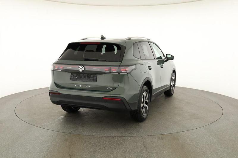 Neu VW Tiguan Life 2026 Cipressino grün metallic SUV