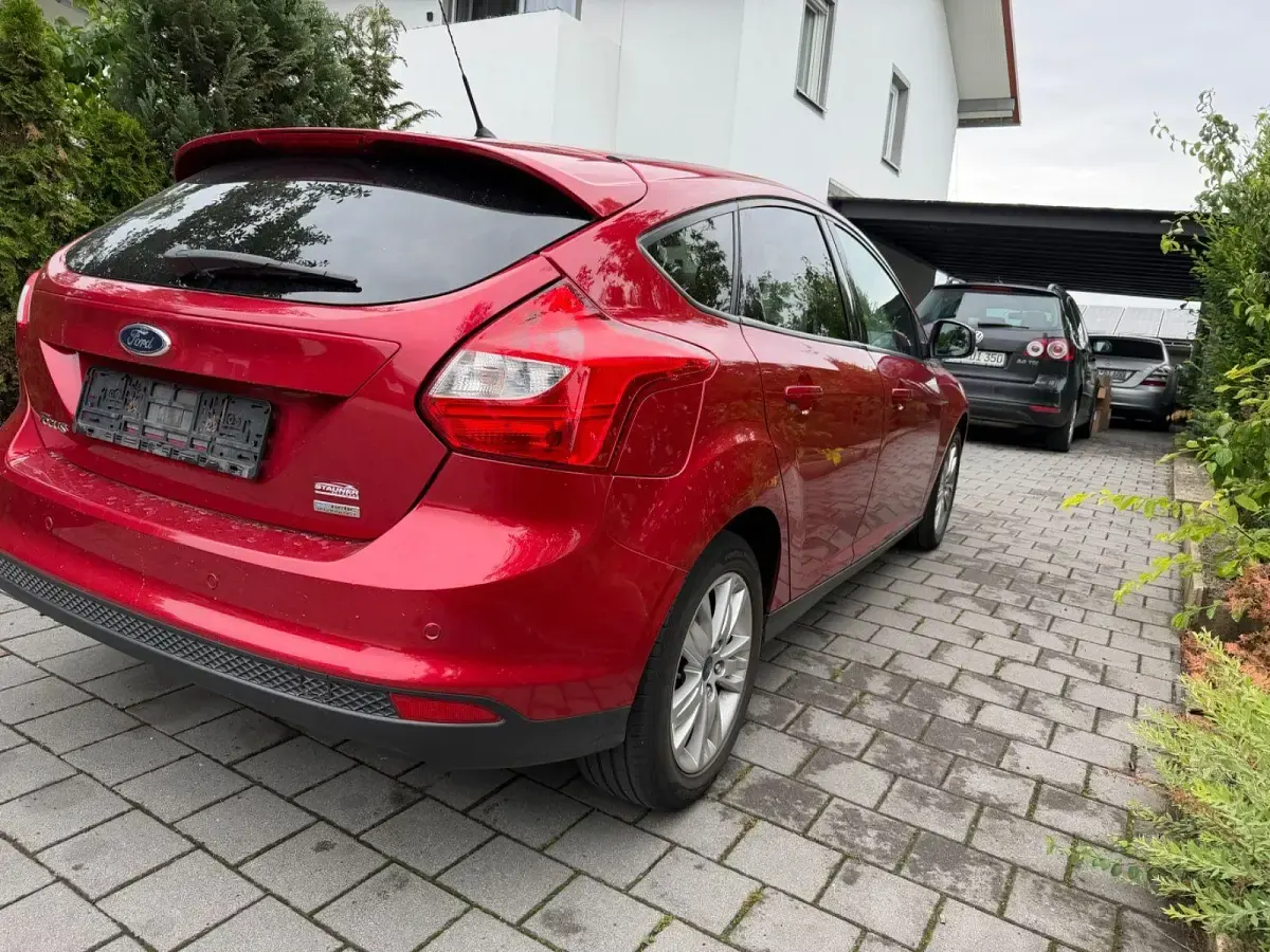 Gebraucht Ford Focus Trend 125 PS (91 kW) 2012 Rot Limousine