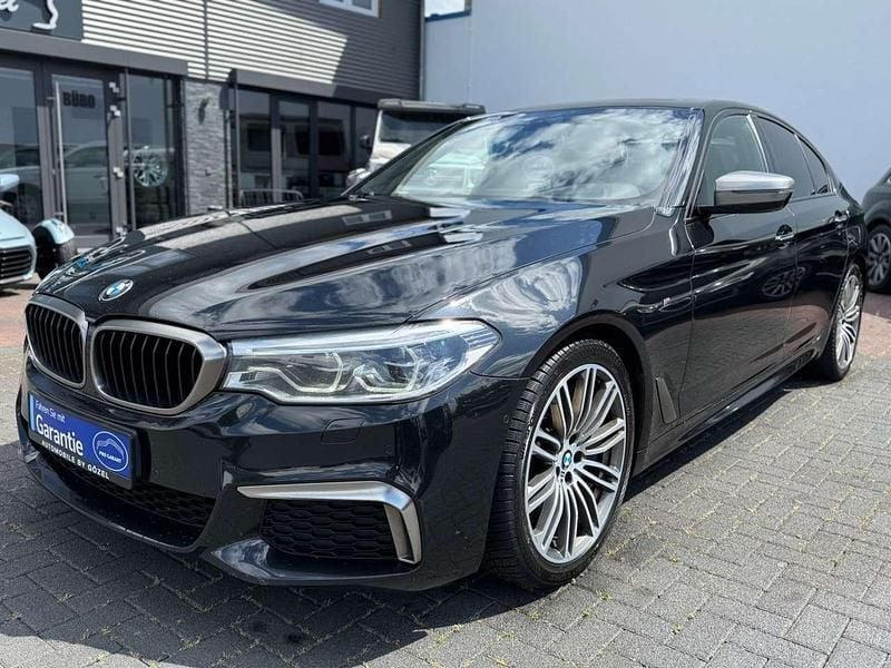 Black sapphire metallic Gebraucht 2017 BMW 550 Limousine | 34.500 € (Fairer Preis) - Bild 1/4