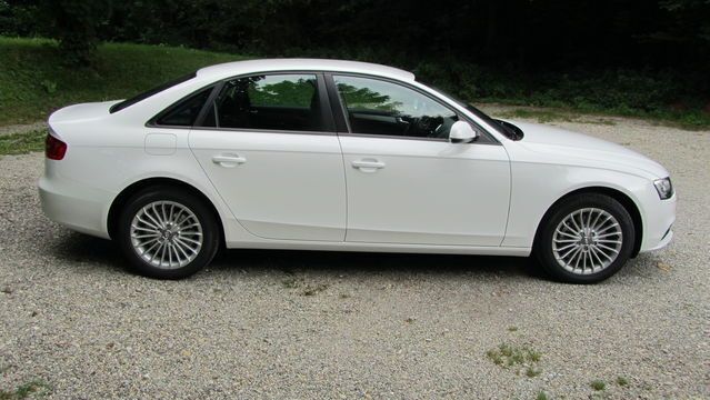 Weiß Gebraucht 2012 Audi A4 Ambition Limousine | 15.350 € - Bild 1/4