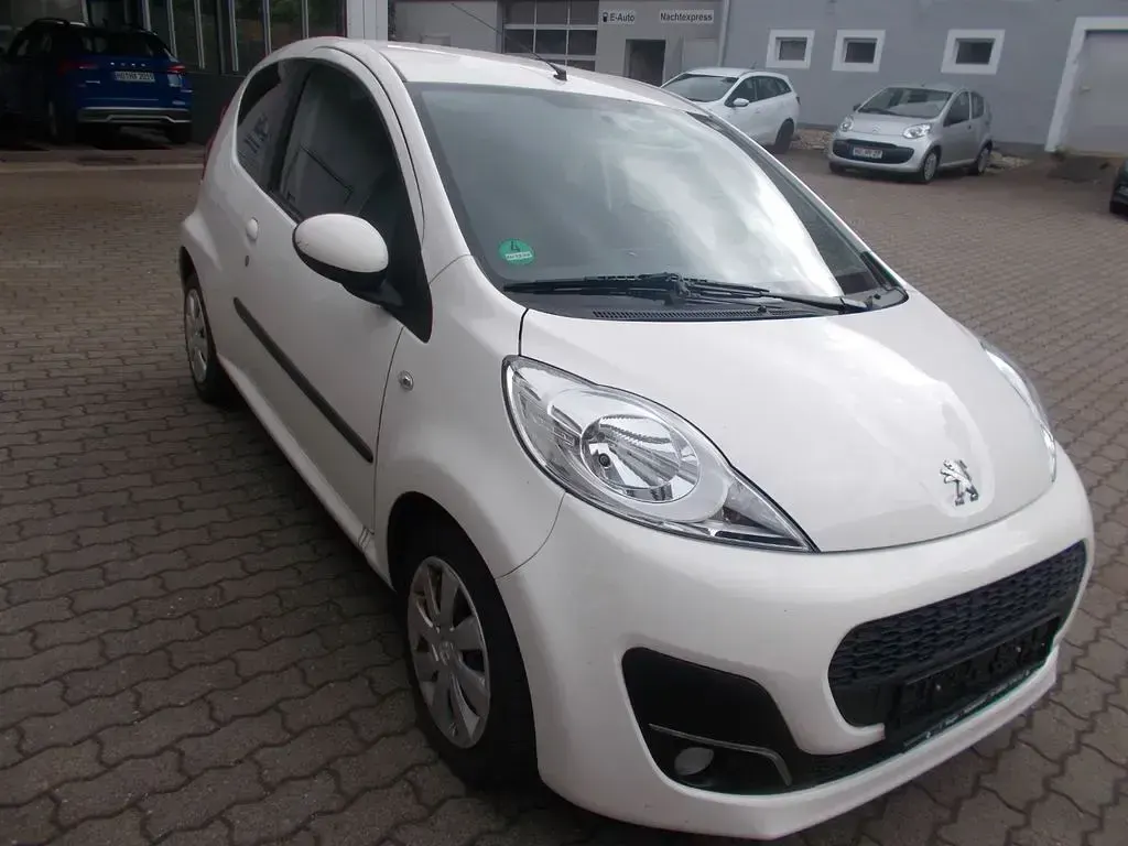 Gebraucht Peugeot 107 Active 68 PS (50 kW) 2012 Weiß Kleinwagen