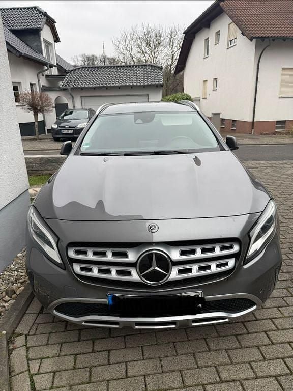 Grau Gebraucht 2019 Mercedes GLA220 SUV | 21.500 € (Fairer Preis) - Bild 1/4