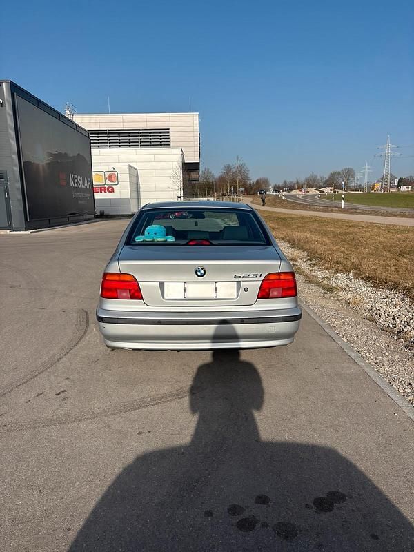 Gebraucht BMW 523 170 PS (125 kW) 1999 Silber Limousine