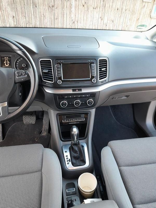 Second-hand VW Sharan 170 CP (125 kW) 2012 Negru Monovolum