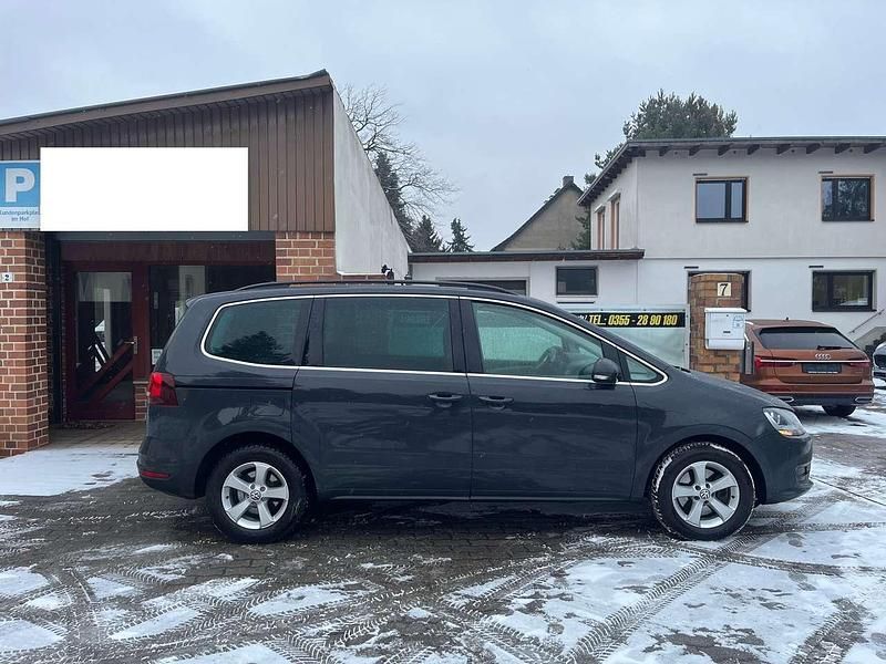 Uranograu Gebraucht 2020 VW Sharan Comfortline Van / Kleinbus | 24.999 € (Guter Preis) - Bild 1/4
