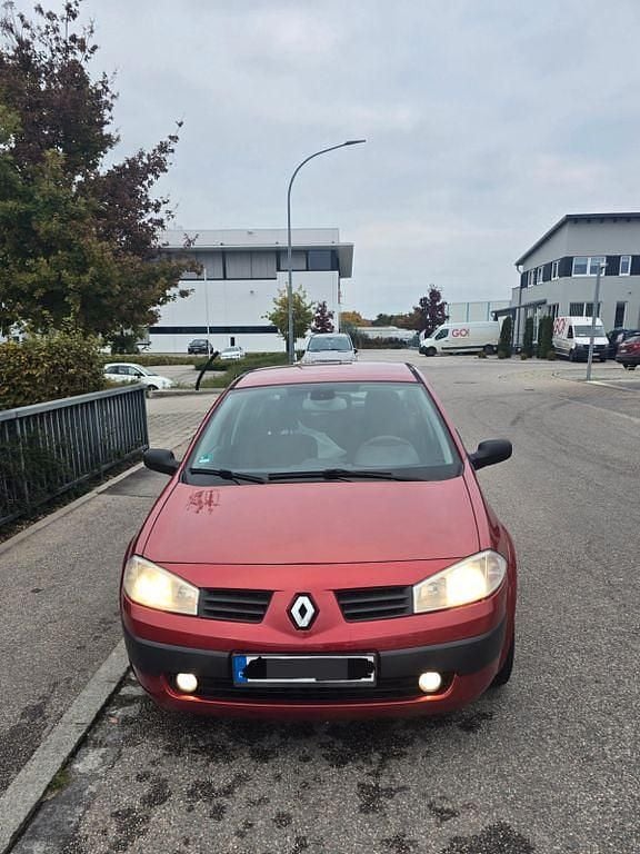 Rot Gebraucht 2003 Renault Mégane II Limousine | 2.000 € (Teuer) - Bild 1/4