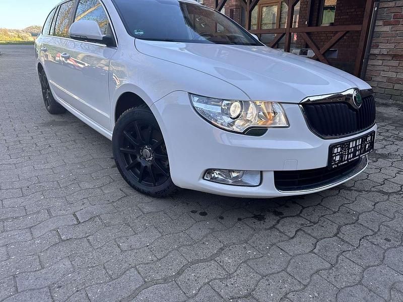 Candyweiss Gebraucht 2011 Skoda Superb Ambition Kombi | 6.700 € (Fairer Preis) - Bild 1/4