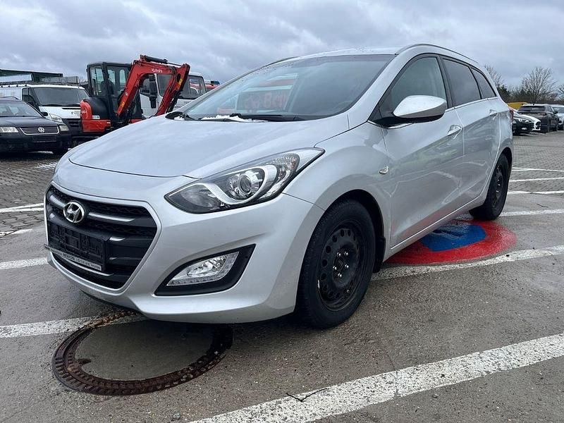 Gebraucht Hyundai i30 110 PS (80 kW) 2015 Silber Limousine