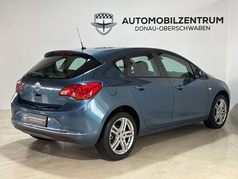 Gebraucht Opel Astra Selection 140 PS (102 kW) 2014 Blau Limousine