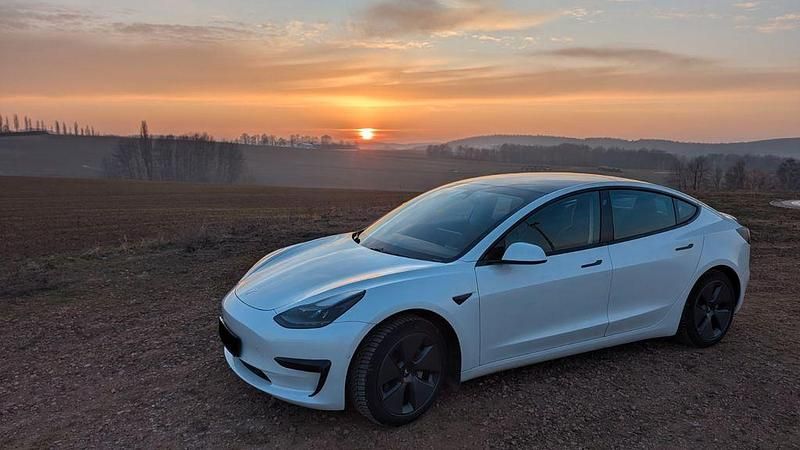 Weiß Gebraucht 2021 Tesla Model 3 Standard Range Plus Limousine | 22.999 € (Guter Preis) - Bild 1/4