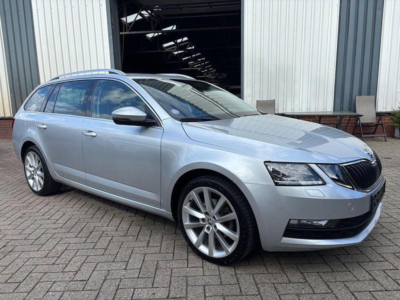 Silber Gebraucht 2019 Skoda Octavia Ambition Kombi | 9.800 € (Superpreis) - Bild 1/4