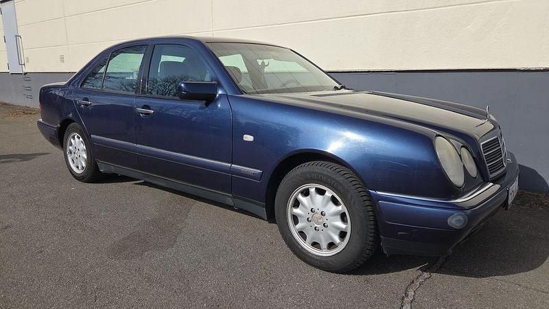 Gebraucht Mercedes E200 Elegance 136 PS (100 kW) 1997 Blau Limousine