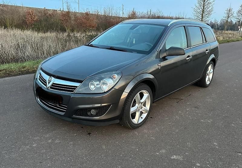 Grau Gebraucht 2010 Opel Astra Kombi | 2.890 € (Guter Preis) - Bild 1/4