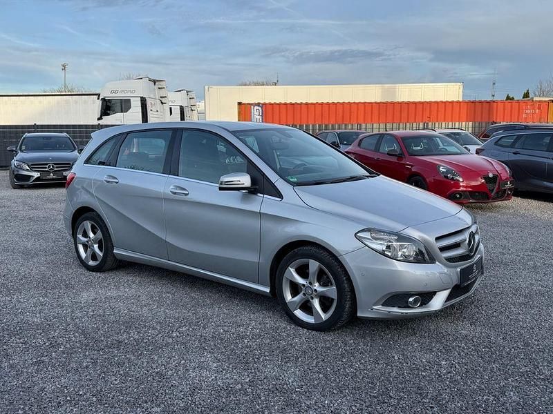 Gebraucht Mercedes B200 156 PS (114 kW) 2014 Silber Van / Kleinbus