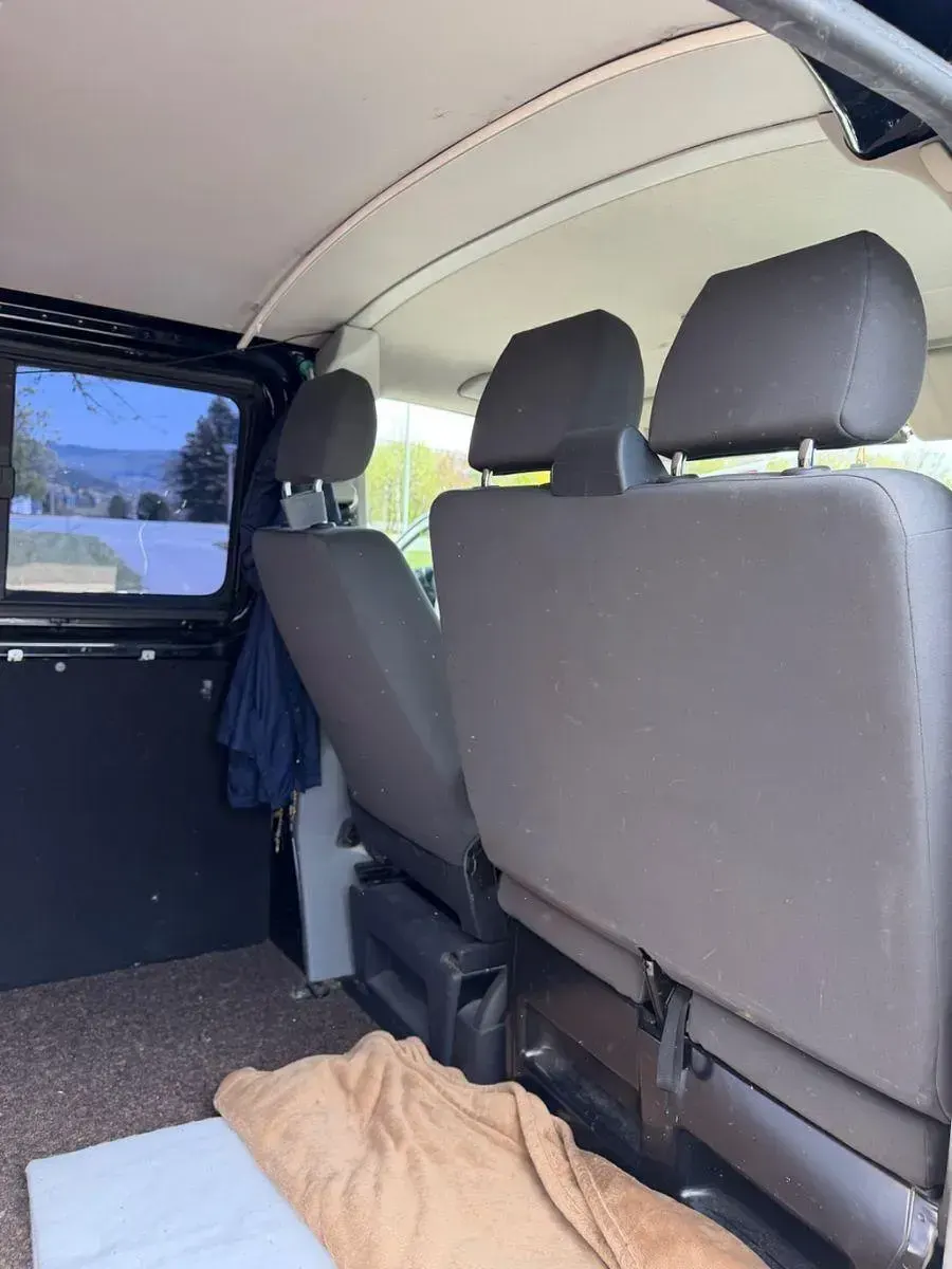 Second-hand VW Transporter 102 CP (75 kW) 2011 Negru Van