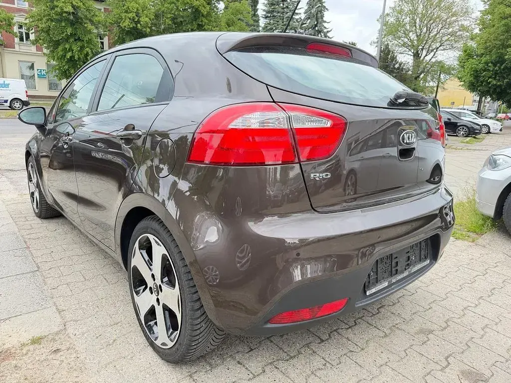 Gebraucht Kia Rio FIFA World Cup Edition 109 PS (80 kW) 2013 Braun Limousine