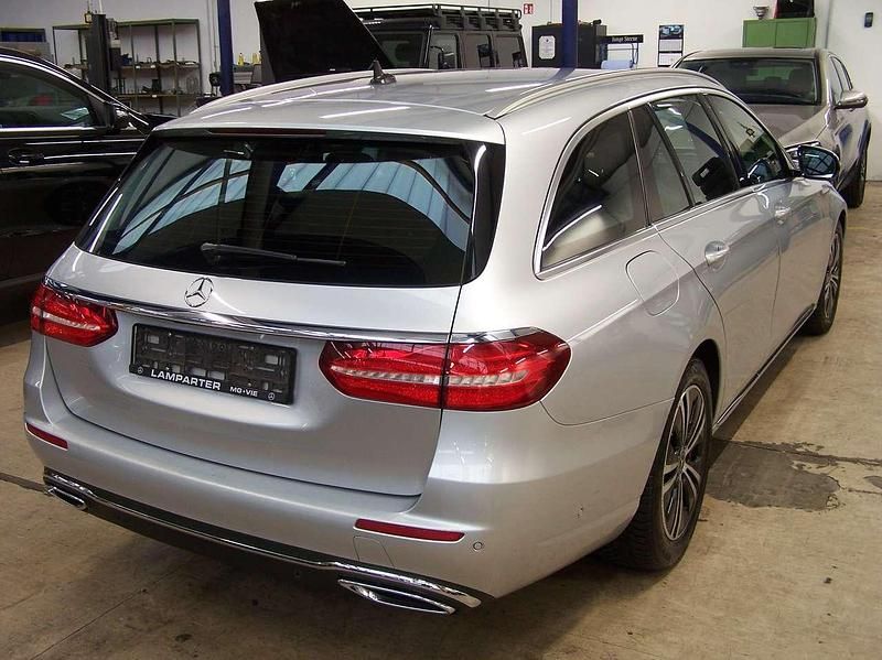 Gebraucht Mercedes E220 194 PS (142 kW) 2018 Iridiumsilber Kombi