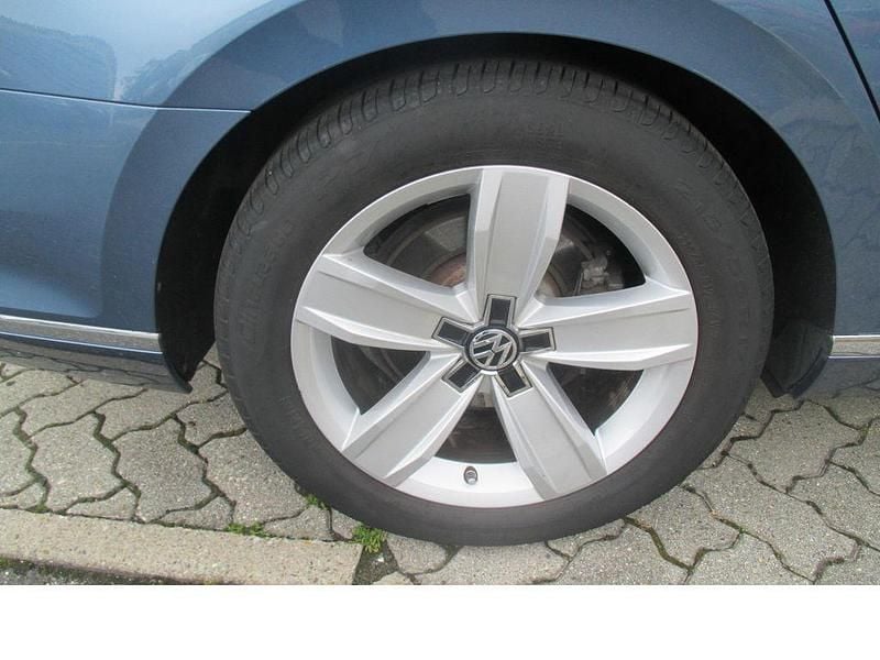 Gebraucht VW Passat Highline 179 PS (131 kW) 2017 Blau Kombi