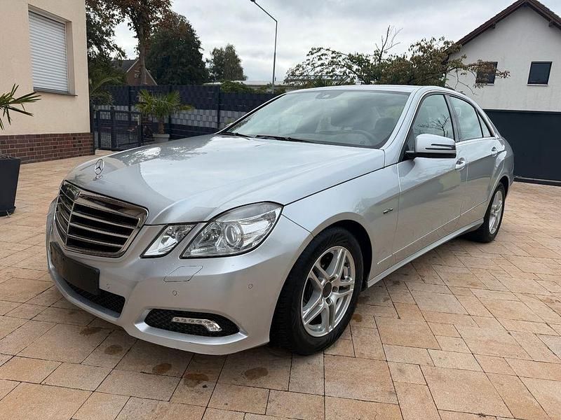 Silber Gebraucht 2009 Mercedes E250 Avantgarde Limousine | 7.990 € (Superpreis) - Bild 1/4