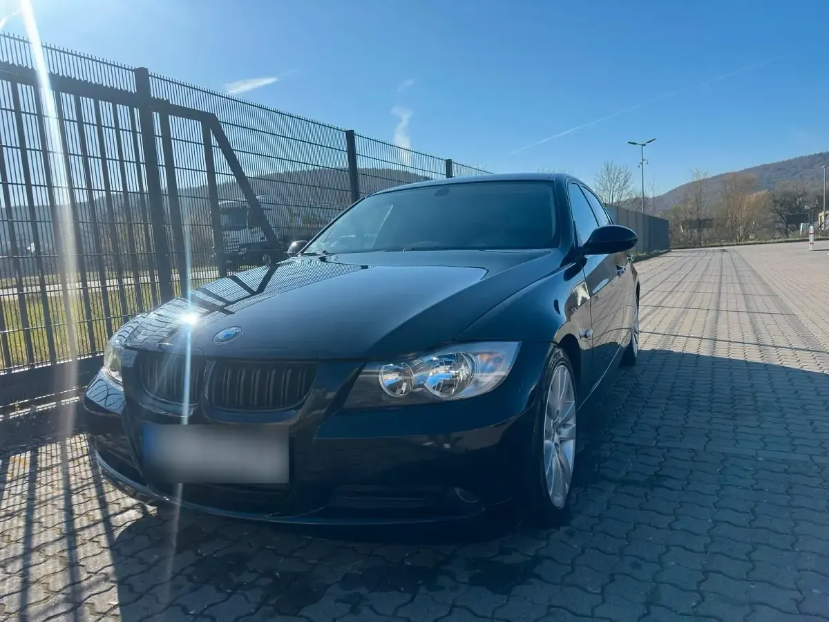 Gebraucht BMW 320 177 PS (130 kW) 2008 Schwarz Limousine