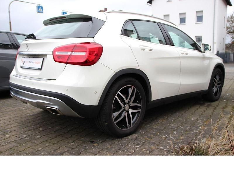 Gebraucht Mercedes GLA180 Urban 122 PS (89 kW) 2016 Weiß SUV