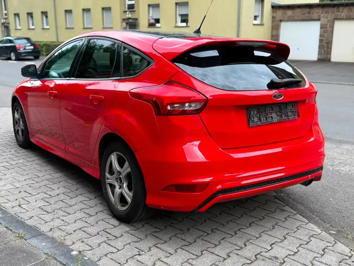 Gebraucht Ford Focus 150 PS (110 kW) 2015 Rot Limousine
