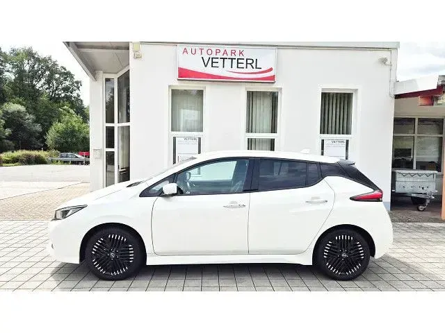 Gebraucht Nissan Leaf N-Connecta 110 kW (150 PS) 2023 Weiß Kleinwagen