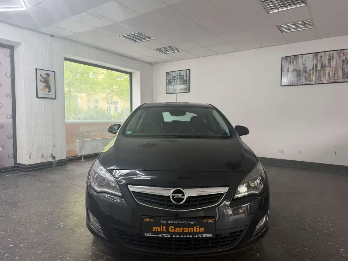 Gebraucht Opel Astra Innovation 140 PS (102 kW) 2012 Karbonschw graphitschw midnigh Kleinwagen