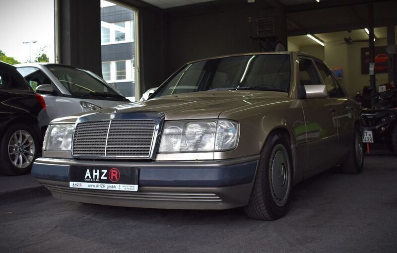Grau Gebraucht 1990 Mercedes 230 Limousine | 4.650 € - Bild 1/4