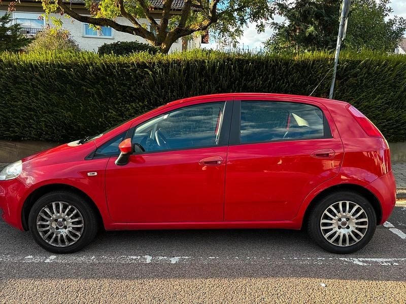 Rot Gebraucht 2009 Fiat Punto Kombi | 2.300 € (Fairer Preis) - Bild 1/2