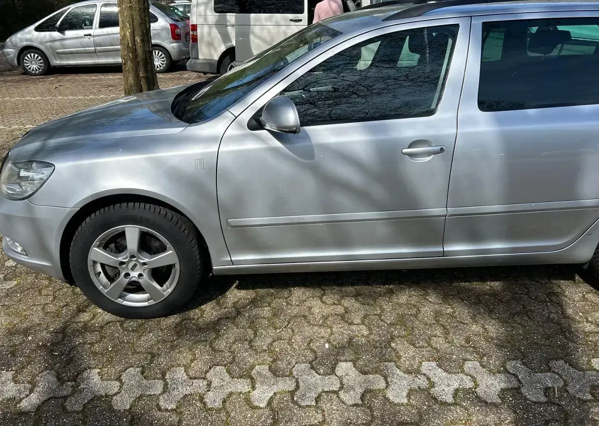 Gebraucht Skoda Octavia Elegance 140 PS (102 kW) 2012 Silber Kombi
