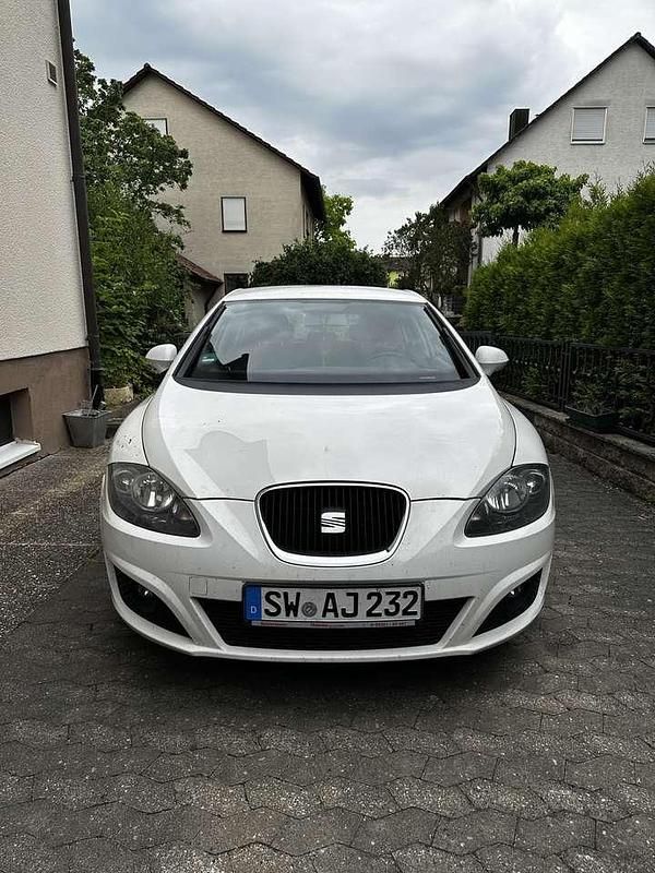 Weiß Gebraucht 2010 Seat Leon Style Limousine | 3.000 € (Fairer Preis) - Bild 1/4