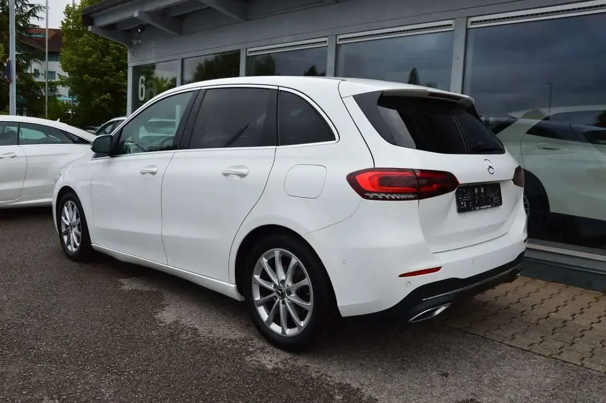 Gebraucht Mercedes B180 Urban 136 PS (100 kW) 2019 Weiß Kleinwagen