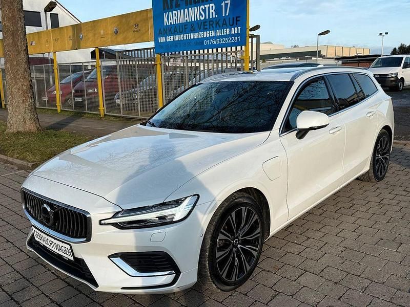 Weiß Gebraucht 2022 Volvo V60 Plus Kombi | 24.749 € (Fairer Preis) - Bild 1/4