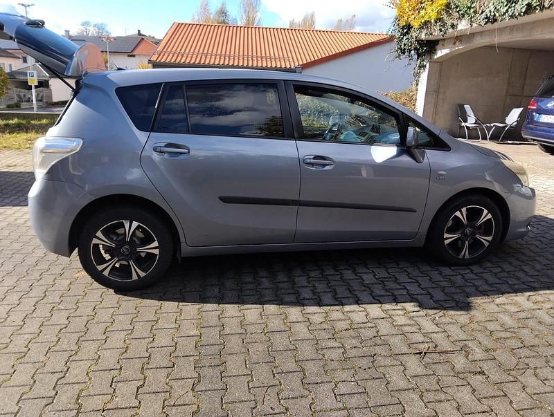 Gebraucht Toyota Verso 2009 Silber Van / Kleinbus