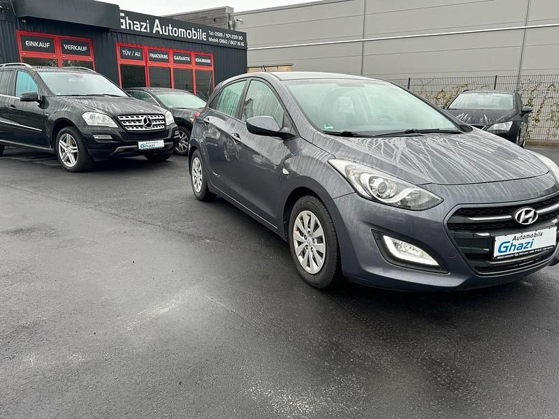 Gebraucht Hyundai i30 110 PS (80 kW) 2016 Grau Kleinwagen