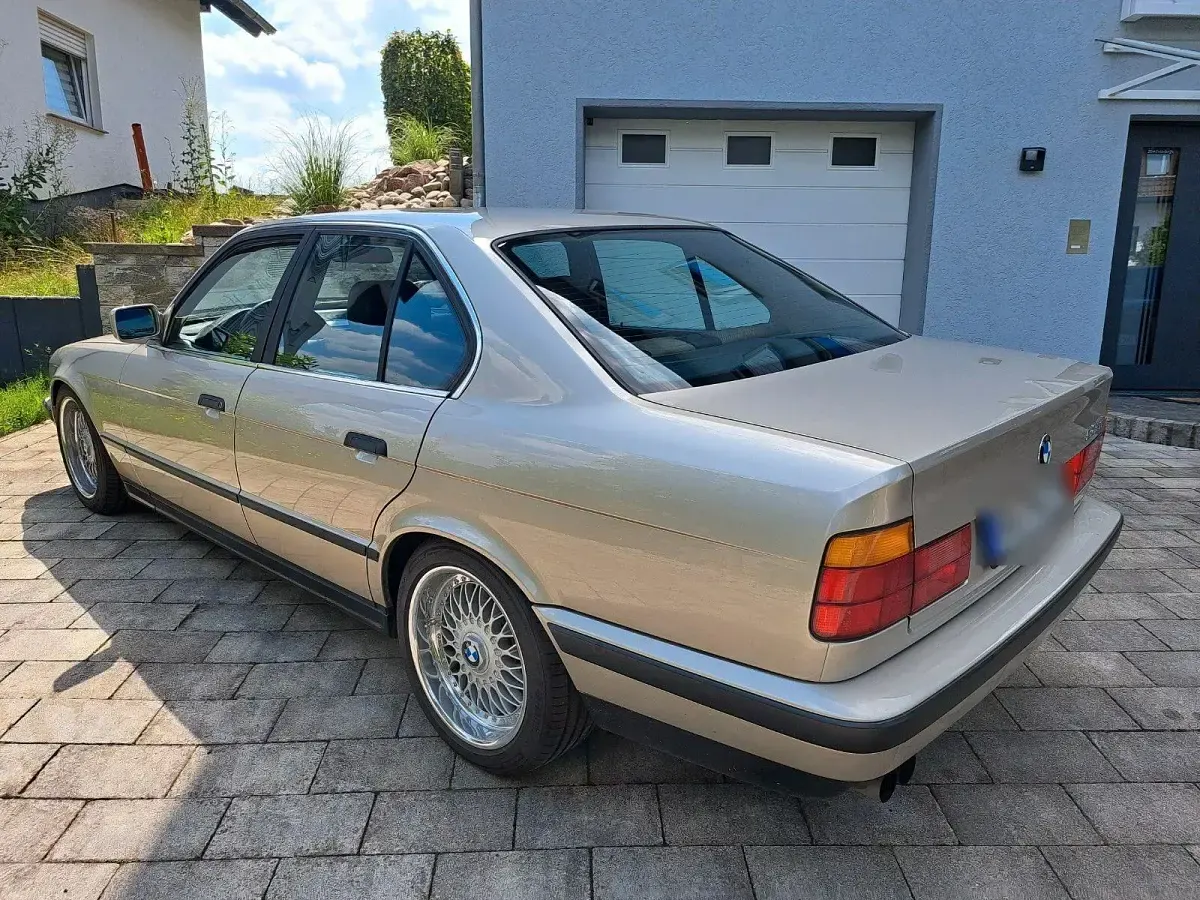 Używany BMW 520 Performance 129 KM (94 kW) 1989 Beżowy Sedan/Limuzyna