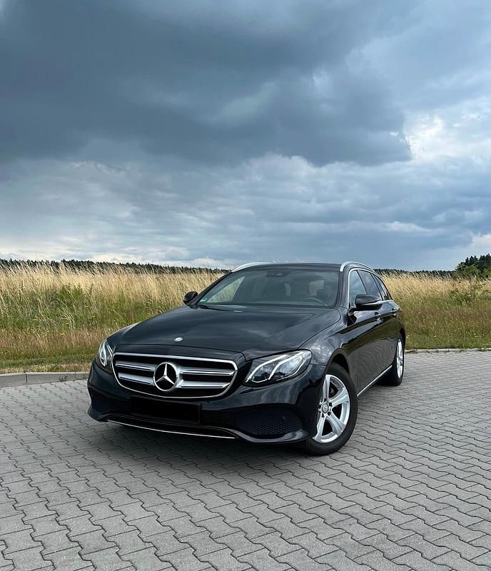 Schwarz Gebraucht 2016 Mercedes E220 Avantgarde Kombi | 23.990 € (Teuer) - Bild 1/4