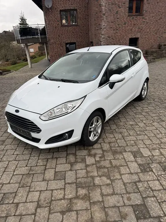 Gebraucht Ford Fiesta Titanium 95 PS (69 kW) 2014 Weiß Kleinwagen