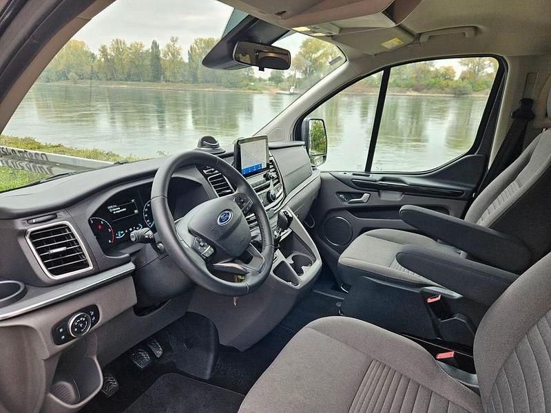 Gebraucht Ford Tourneo 131 PS (96 kW) 2021 Grau Van / Kleinbus