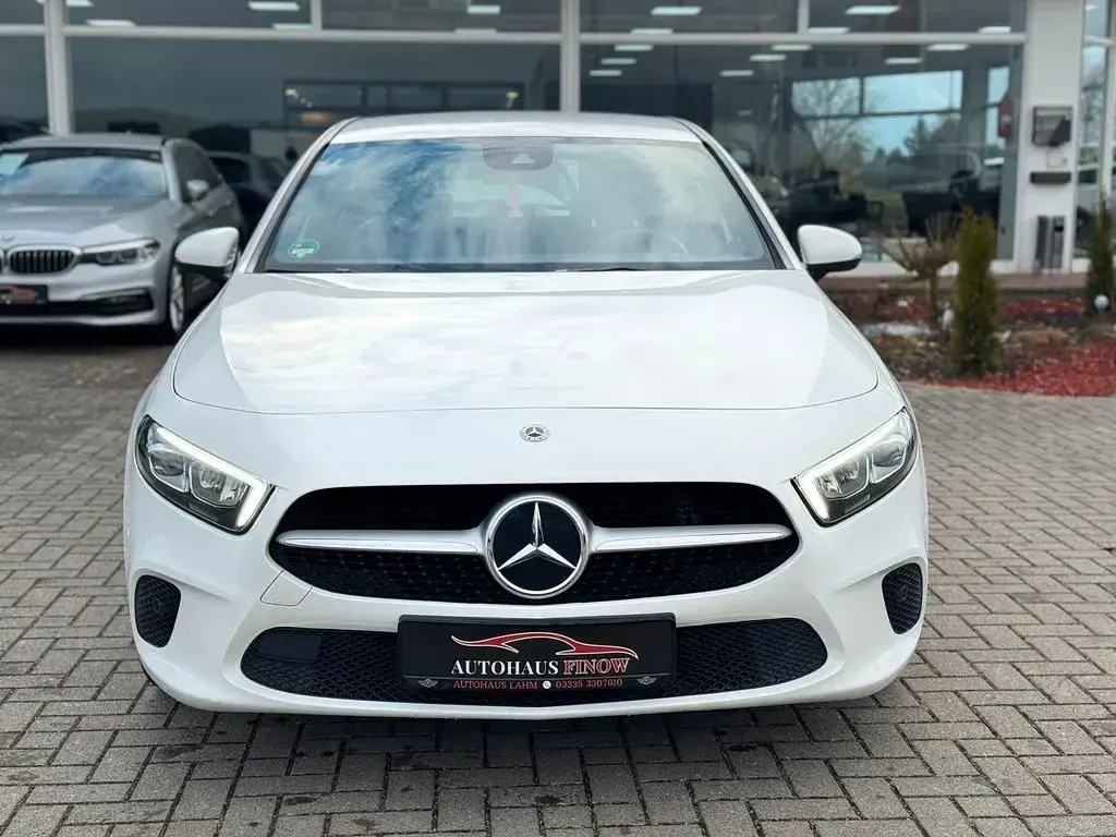 Gebraucht Mercedes A200 Progressive 163 PS (119 kW) 2019 Weiß Limousine