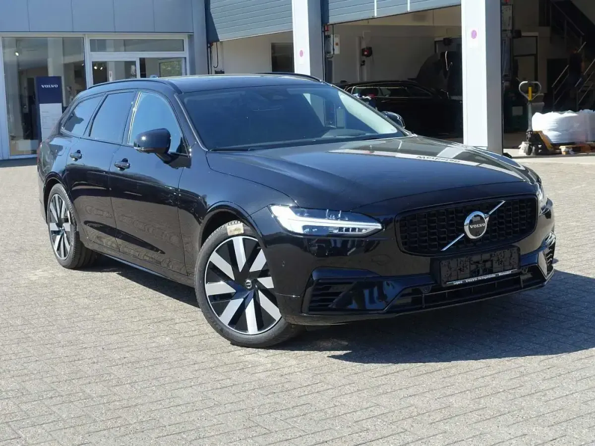 Gebraucht Volvo V90 Plus 455 PS (334 kW) 2025 Onyx black Kombi