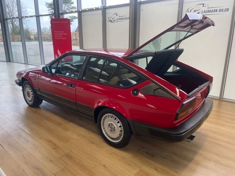 Gebraucht Alfa Romeo Alfetta 218 PS (160 kW) 1984 Rot Limousine