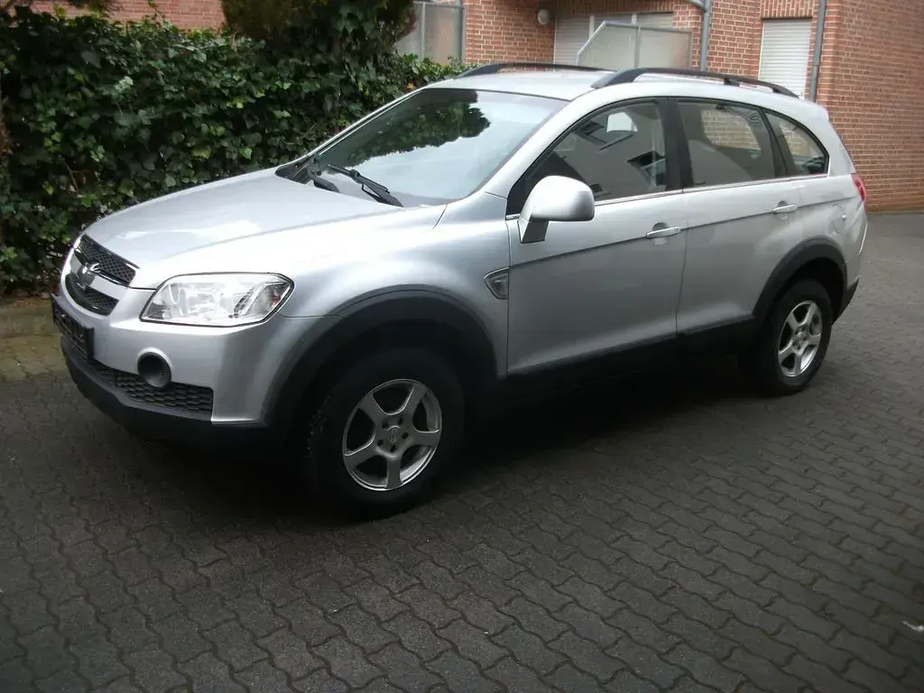 Second-hand Chevrolet Captiva LS 136 CP (100 kW) 2011 Argintiu SUV