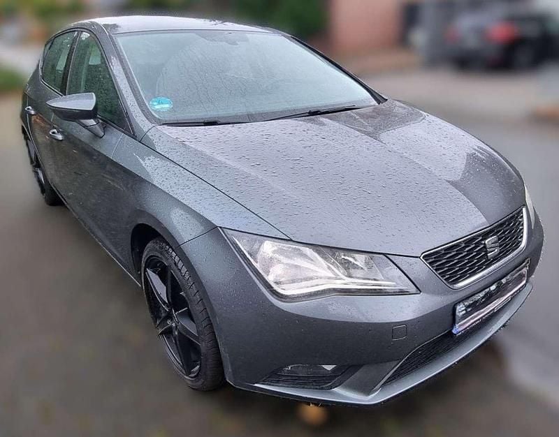 Grau/monsungrau/pirineos grey Gebraucht 2013 Seat Leon Style Plus Limousine | 5.900 € (Etwas zu teuer) - Bild 1/4