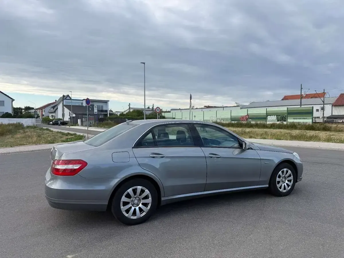 Gebraucht Mercedes E200 Elegance 184 PS (135 kW) 2009 Grau Limousine