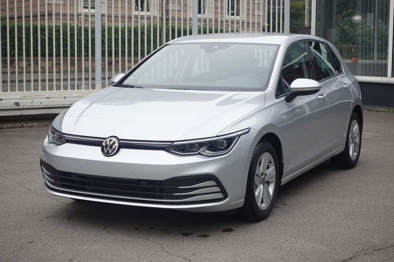 Silber Gebraucht 2021 VW Golf VIII Life Limousine | 26.500 € (Etwas zu teuer) - Bild 1/4