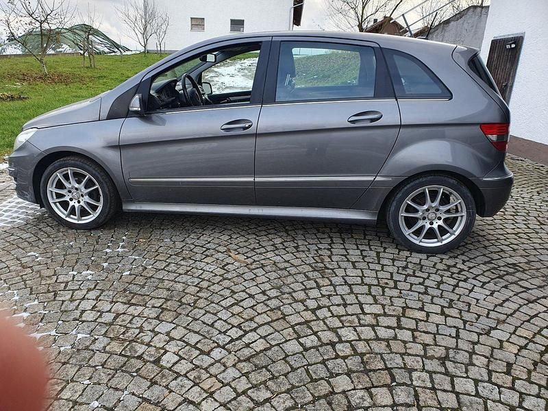 Grau Gebraucht 2009 Mercedes B200 Van / Kleinbus | 2.780 € (Fairer Preis) - Bild 1/4