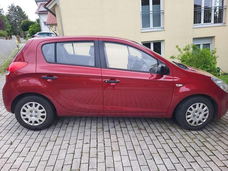 Rot Gebraucht 2009 Hyundai i20 Classic Limousine | 2.850 € (Etwas zu teuer) - Bild 1/4
