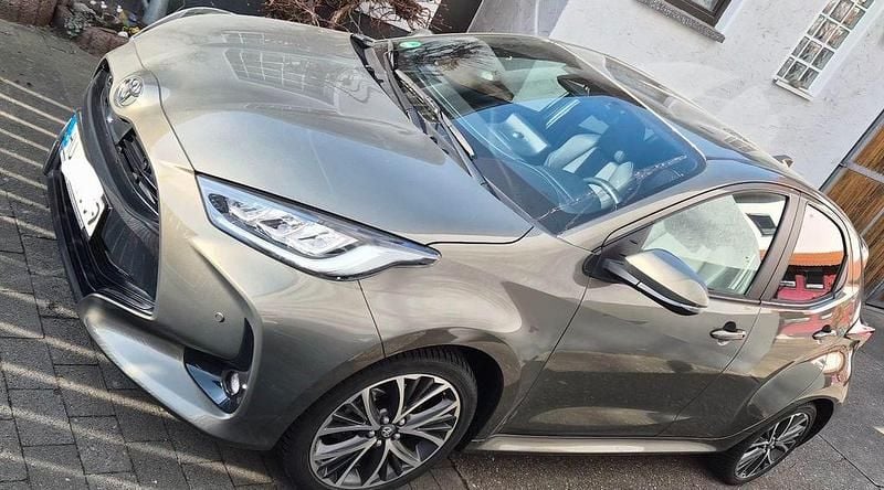 Gebraucht Toyota Yaris Hybrid Style 131 PS (96 kW) 2024 Braun Limousine